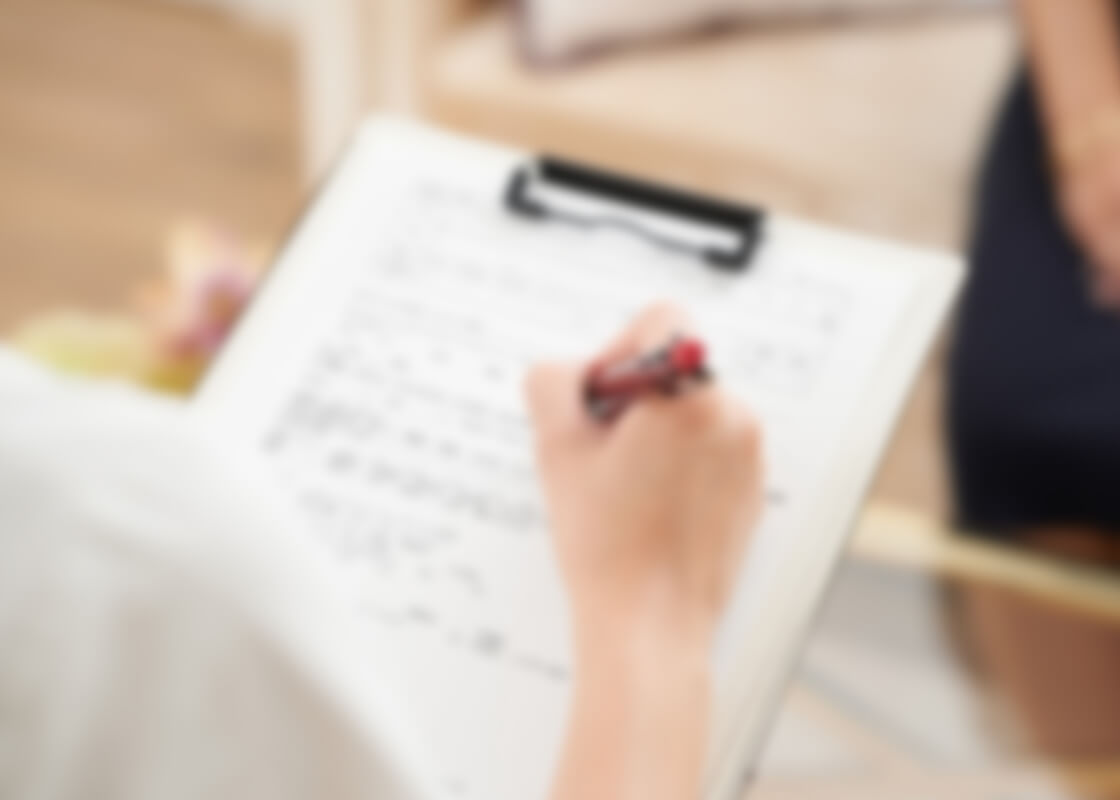 患者のカウンセリングを行う看護師のイメージ